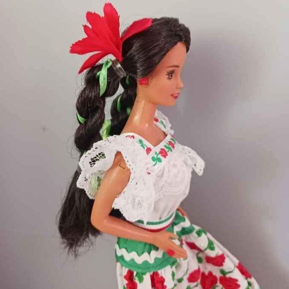 Vintage collectors mexican barbie doll - Picture 2 of 3